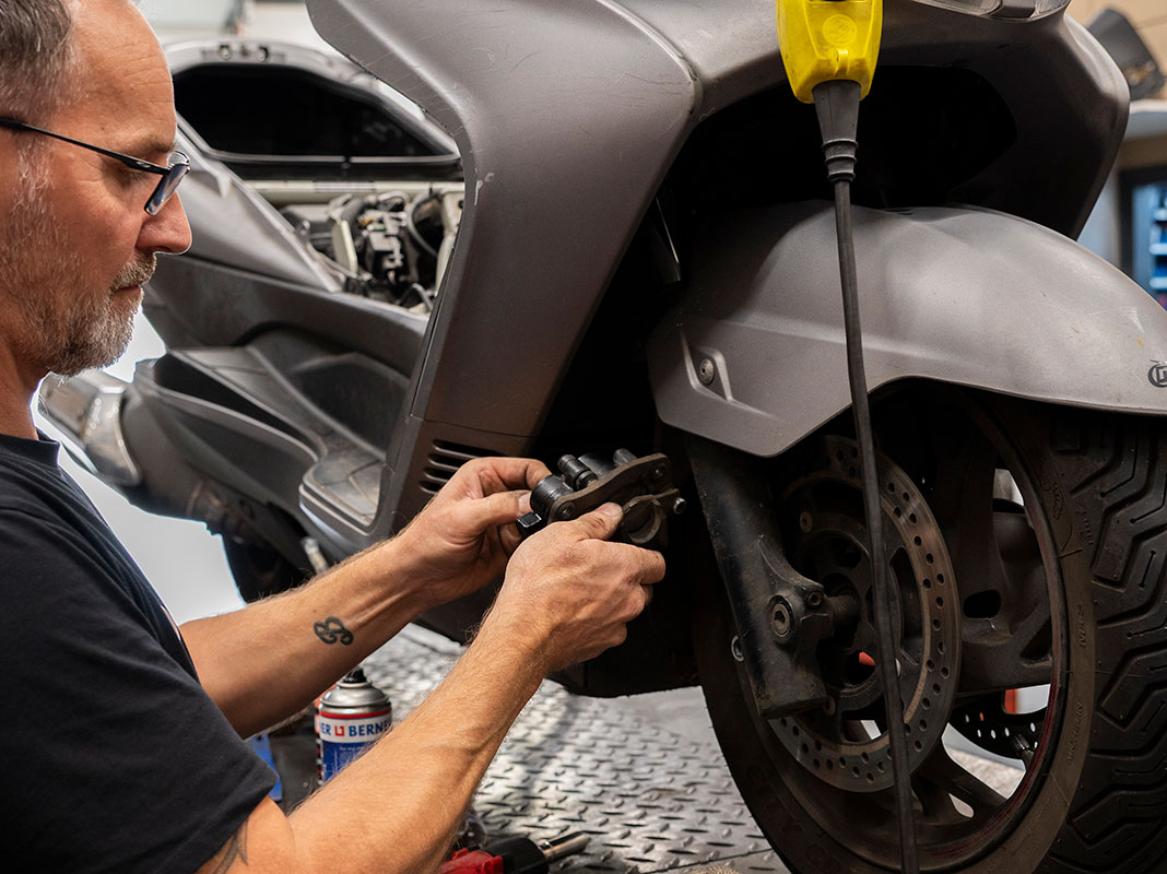 Motorscooter rijklaar maken bij MotorCentrumWest