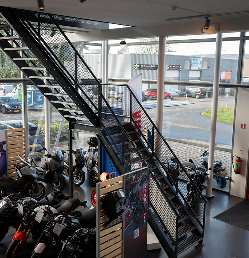 De werkplaats en showroom van MotorCentrumWest in Naaldwijk