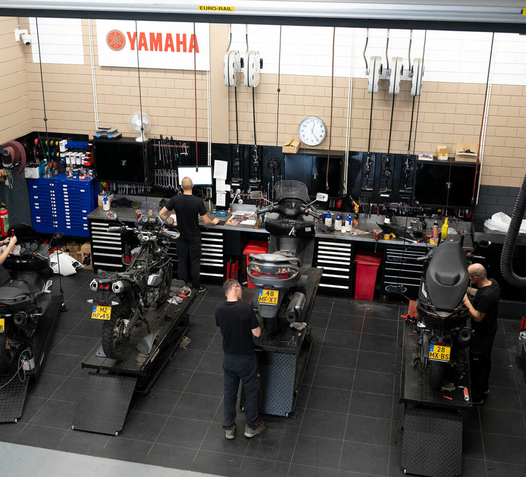 Motoren in de werkplaats van MotorCentrumWest