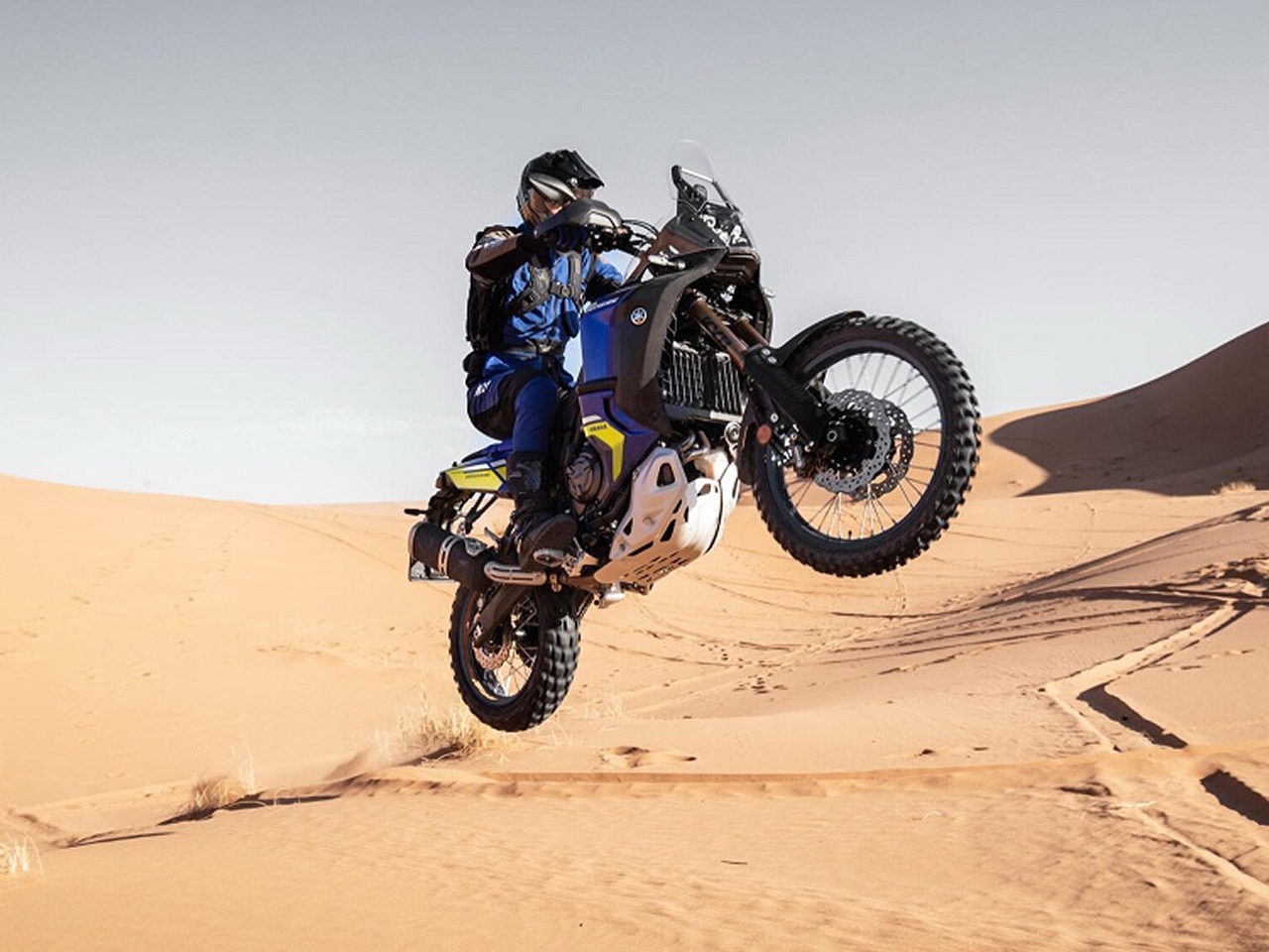 Cross motor op zand