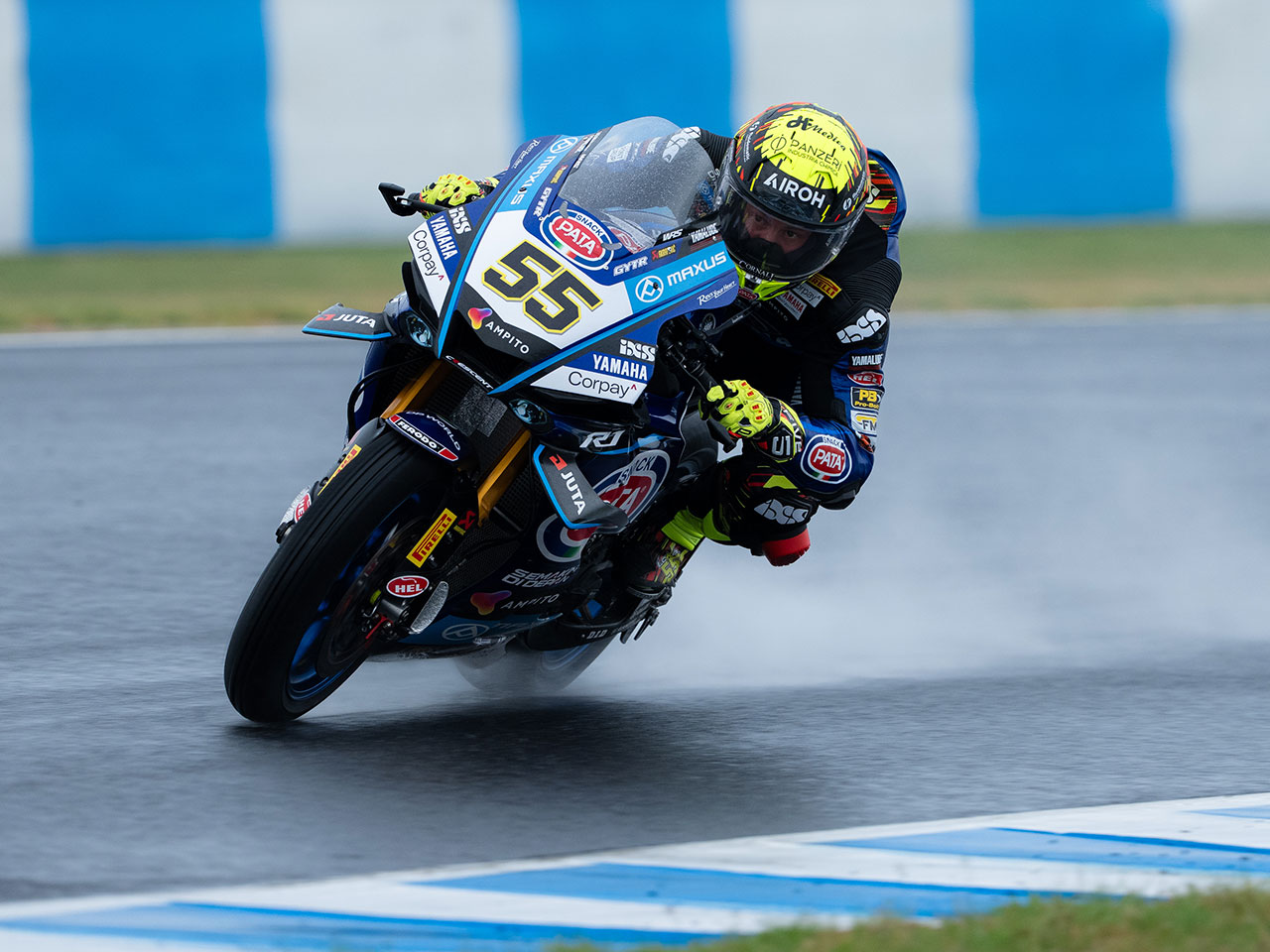 Moderne sport motor op het circuit in de regen